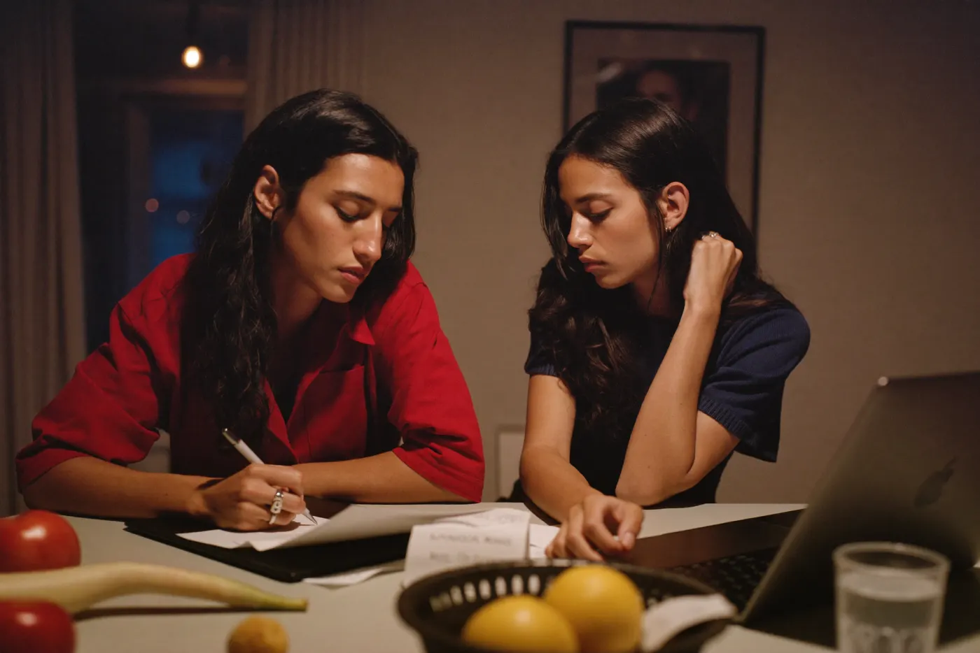 Una pareja joven organiza recibos y documentos para su declaración de impuestos