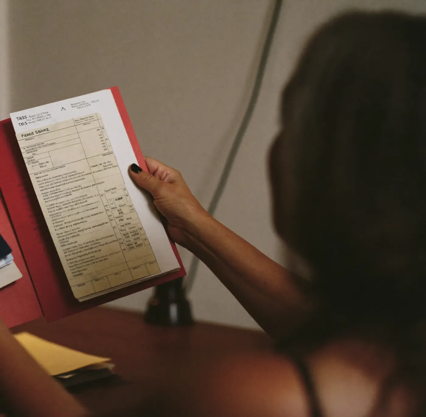 Una mujer organiza sus documentos de impuestos y su pasaporte en una carpeta